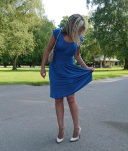 Привлекательная мамка в синем платье позирует на улице - фото #7