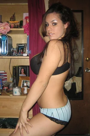 Foto com morena madura mostrando peitões em casa — foto 34