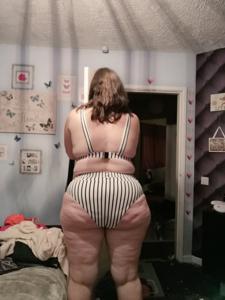 Зрелая толстушка показала большие сиськи и огромную задницу - фото #43