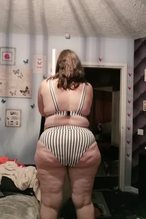 Mûre BBW montrant ses gros seins et son énorme fessier — photo 43