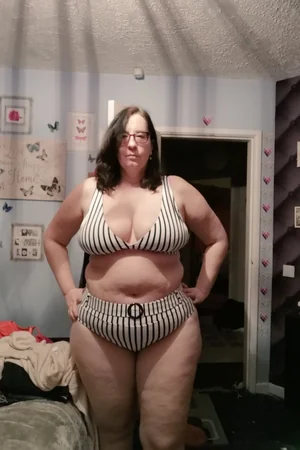 Mûre BBW montrant ses gros seins et son énorme fessier — photo 44