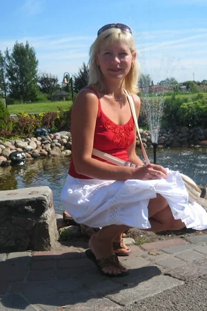 MILF blonde avec un verre de vin écartant sa passionnément sa vulve — photo 4