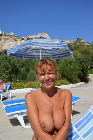Femme mûre bronzée montrant ses gros seins en vacances à la mer — photo 20