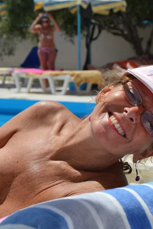 Femme mûre bronzée montrant ses gros seins en vacances à la mer — photo 21