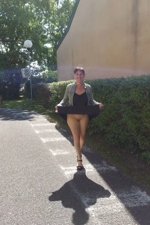 Brune adulte déchaînée aimant la variété dans sa vie intime — photo 3