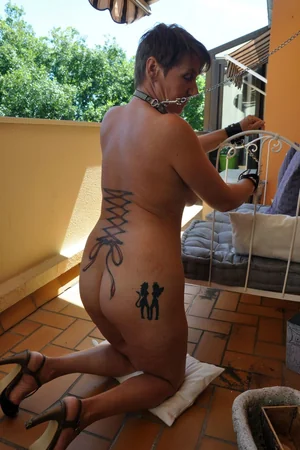 Brune adulte déchaînée aimant la variété dans sa vie intime — photo 34
