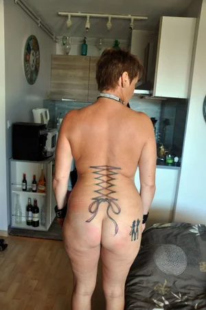 Brune adulte déchaînée aimant la variété dans sa vie intime — photo 38