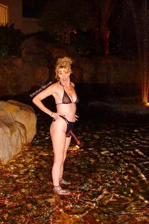Mamma matura con strap-on che fa il bagno in piscina dopo la palestra — foto 4