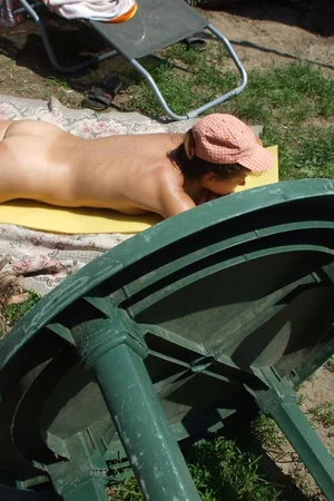 Milf pasa el tiempo desnuda en casa y en el patio trasero — foto 11