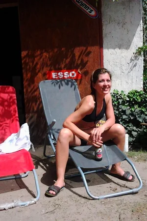 Milf pasa el tiempo desnuda en casa y en el patio trasero — foto 52
