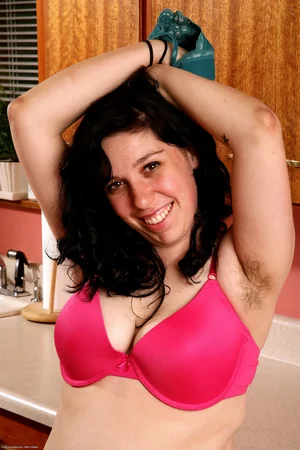 Gatinha bunduda curte muito ao abrir as pernas e mostrar a vagina peluda — foto 42