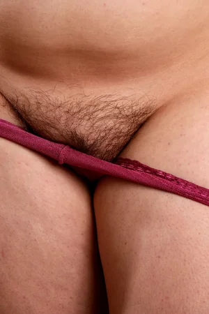 Gatinha bunduda curte muito ao abrir as pernas e mostrar a vagina peluda — foto 59
