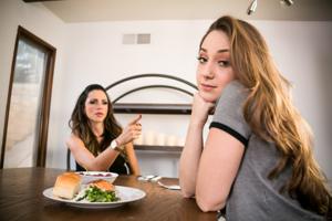 Лесбийские подружки вылизывают киски друг друга на кухонном столе вместо завтрака - фото #51