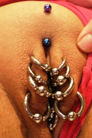 Photos de chattes avec un piercing sur les lèvres — photo 3
