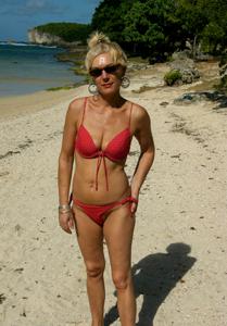 Зрелая жена показывает тело на пляже, а мастурбирует уже в отеле - фото #1