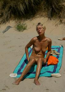 Зрелая жена показывает тело на пляже, а мастурбирует уже в отеле