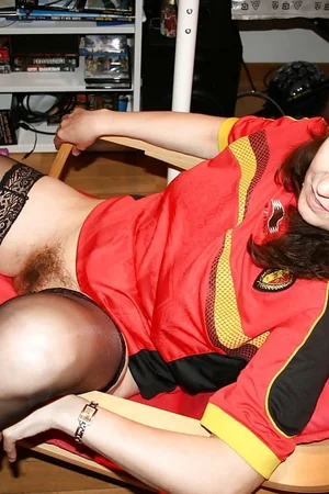Mamma mostra la figa pelosa e prende anal nelle foto — foto 2