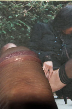 Mujer con medias en cuclillas meando en el asfalto — foto 6