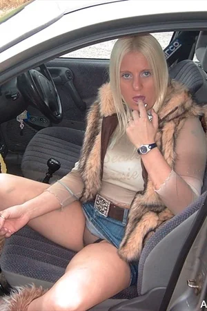 Mamá madura no solo posa sino que también chupa el pene de un hombre — foto 8