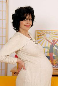 Беременная женщина раздевается и показывает голое тело - фото #3