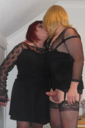 Photos of Two Mature Lesbians Kissing — photo 11
