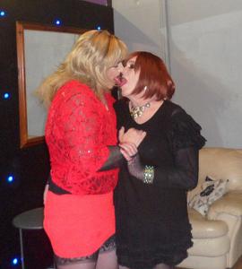 Фотографии с двумя зрелыми целующимися лесбиянками - фото #3
