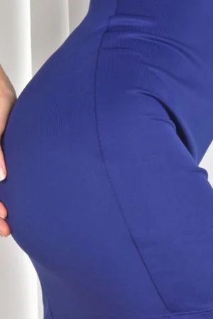 Mamma si toglie l'abito blu e mostra entrambi i buchi — foto 13