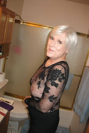 Rubia anciana muestra su cuerpo y chupa polla en fotos — foto 18