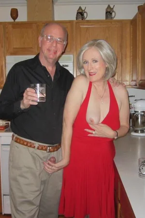 Rubia anciana muestra su cuerpo y chupa polla en fotos — foto 20