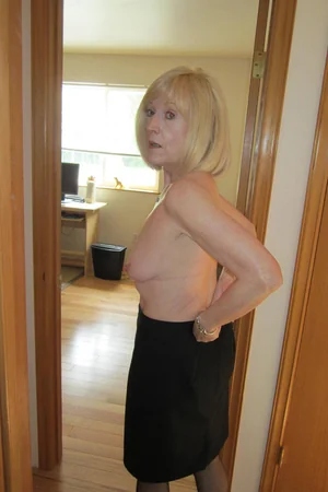 Rubia anciana muestra su cuerpo y chupa polla en fotos — foto 41