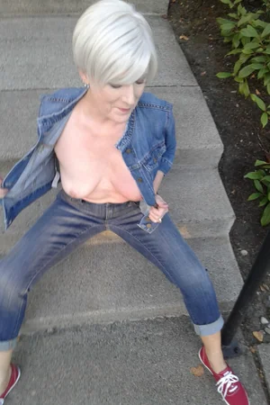 Rubia anciana muestra su cuerpo y chupa polla en fotos — foto 51