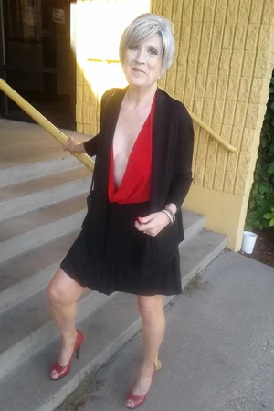 Rubia anciana muestra su cuerpo y chupa polla en fotos — foto 58