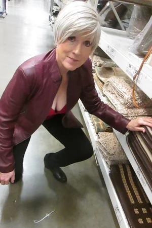 Rubia anciana muestra su cuerpo y chupa polla en fotos — foto 6