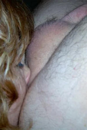 Dame solitaire suce une bite et lèche le cul du mari d'une autre — photo 17