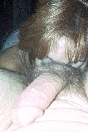 Dame solitaire suce une bite et lèche le cul du mari d'une autre — photo 8