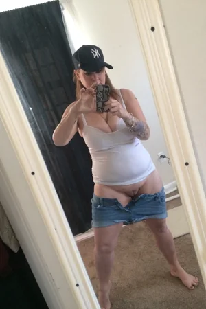 Chica pechugona luciendo tetas desnudas con pezones grandes ante la cámara — foto 14