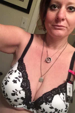 Chica pechugona luciendo tetas desnudas con pezones grandes ante la cámara — foto 7
