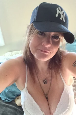 Chica pechugona luciendo tetas desnudas con pezones grandes ante la cámara — foto 8