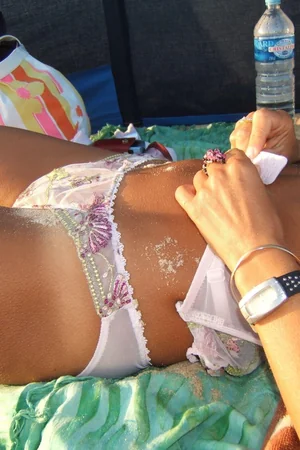 Milf de quarenta anos mostrando peitos e buceta em fotos particulares na praia — foto 5