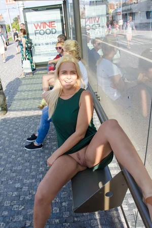 Ragazze senza mutandine mostrano fighe nude in foto uniche
