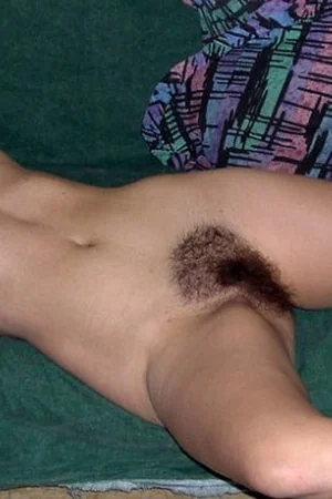 Donna con pube peloso apre le gambe e mostra la figa — foto 16