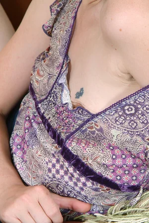 fille mince montre chatte poilue lors d'une session érotique maison — photo 27