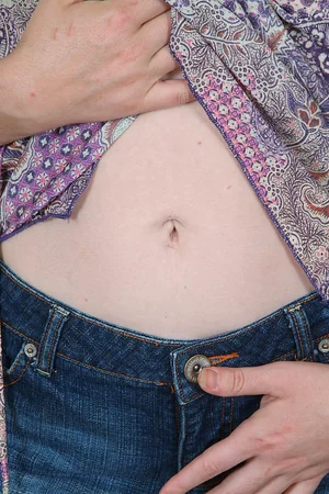fille mince montre chatte poilue lors d'une session érotique maison — photo 38