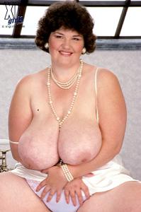 Очень толстая баба сама себе дрочит жирную вагину - фото #13