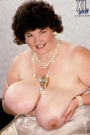 Very Fat Woman Masturbates Her Fatty Pussy — photo 15
