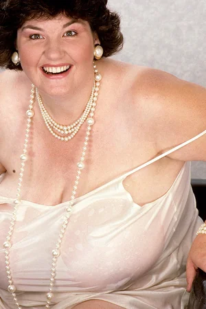 Very Fat Woman Masturbates Her Fatty Pussy — photo 2