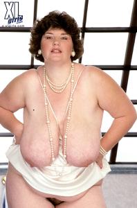 Очень толстая баба сама себе дрочит жирную вагину - фото #26