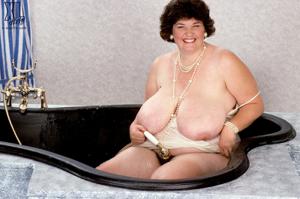 Очень толстая баба сама себе дрочит жирную вагину - фото #32