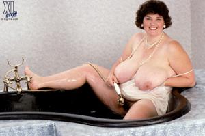 Очень толстая баба сама себе дрочит жирную вагину - фото #34