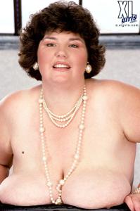 Очень толстая баба сама себе дрочит жирную вагину - фото #51